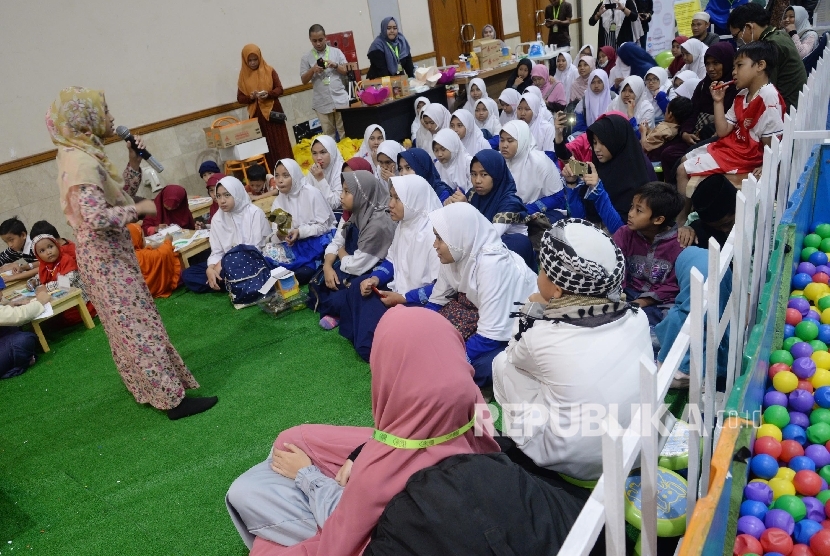 Dai cilik berceramah di area Kampung Wisata Edukasi dalam acara Islamic Book Fair (IBF) 2017 di JCC, Senayan, Jakarta, Kamis (4/5). 