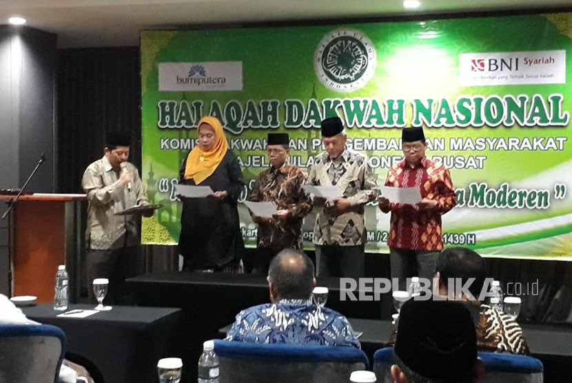 Dai dan daiyah MUI mengikrarkan Islam Wasathiyah Indonesia dalam kegiatan Halaqah Dakwah Nasional yang diselenggarakan oleh Komisi Dakwah MUI di Jakarta Pusat, Senin (13/11) malam.