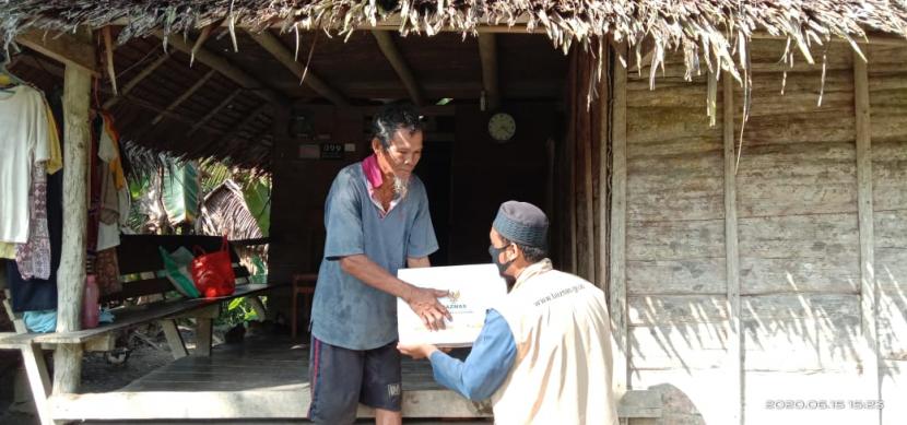 Dai Mualaf Center BAZNAS mendistribusikan basic need (kebutuhan pokok) kepada mualaf di Mentawai.