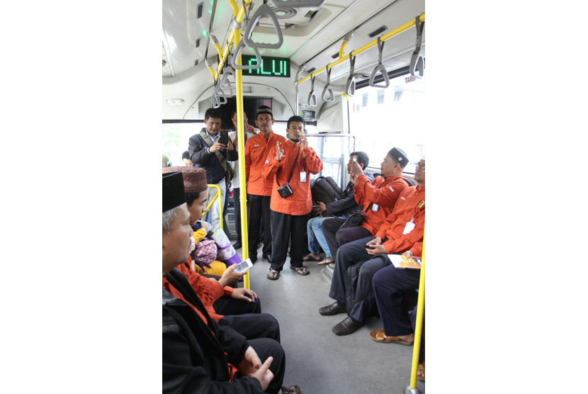 Dai sedang memberikan tausiyah di atas bus kota di Bandung