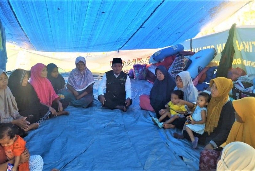 Dai Tangguh BMH berdakwah dari tenda ke tenda  yang dihuni para pengungsi  korban gempa Ambon.