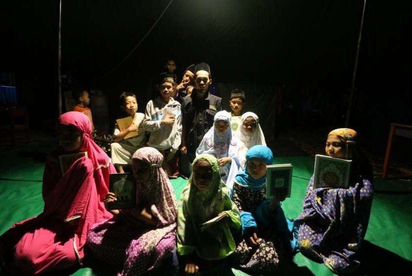 Dai Tangguh BMH bersama anak-anak pengungsi korban gempa bumi Lombok usai menjalani Program Maghrib Mengaji.