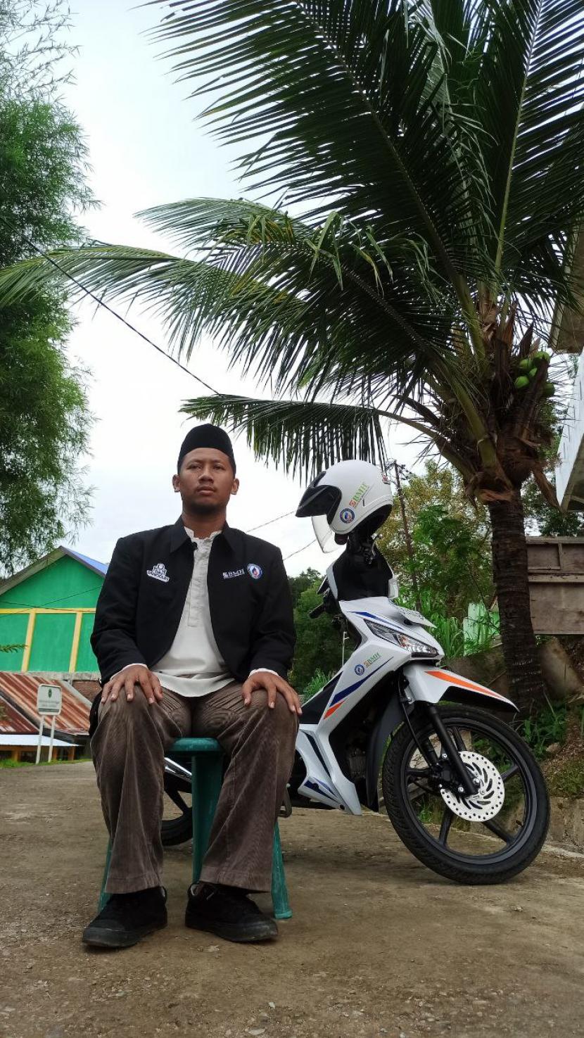 Dai tangguh BMH di Japakeh, Aceh Besar, Ustadz Nurhuda Rahmadhan menerima bantuan motor dakwah dari Laznas BMH dan YBM BRILianN.