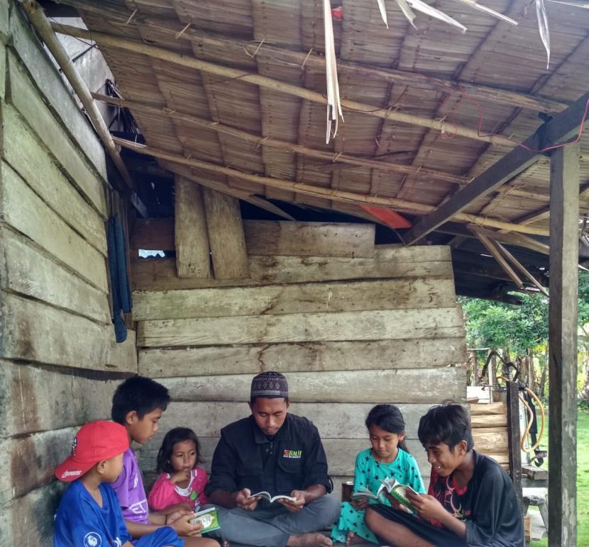 Dai Tangguh BMH membina anak-anak suku Togutil, Halmahera, Maluku Utara, belajar agama Islam.