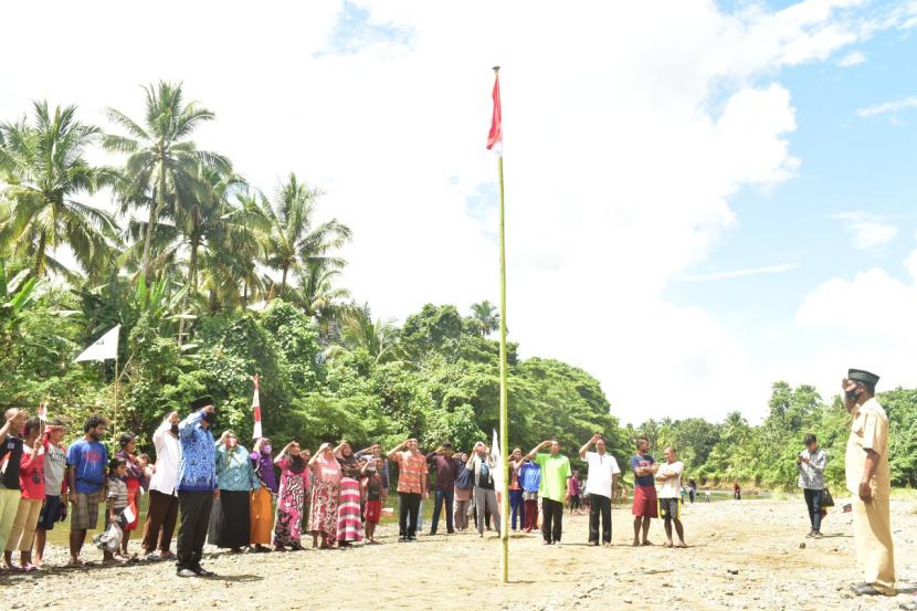 Dai Tangguh BMH memimpin upacara bendera HUT RI bersama Suku Togutil di Maluku Utara.