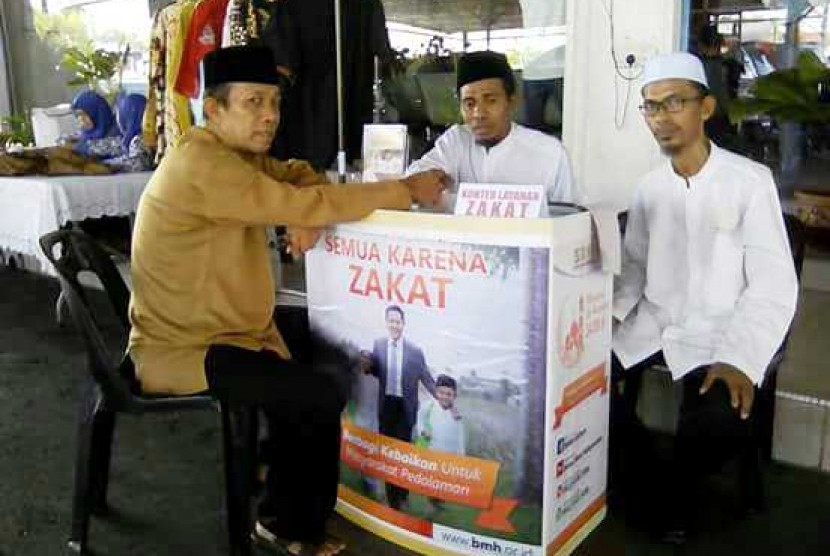 Dai tangguh BMH Ustaz Irsan Sulaiman (tengah) saat berada di Gerai BMH di Kompleks Konulat RI Tawau, Sabah, Malaysia.