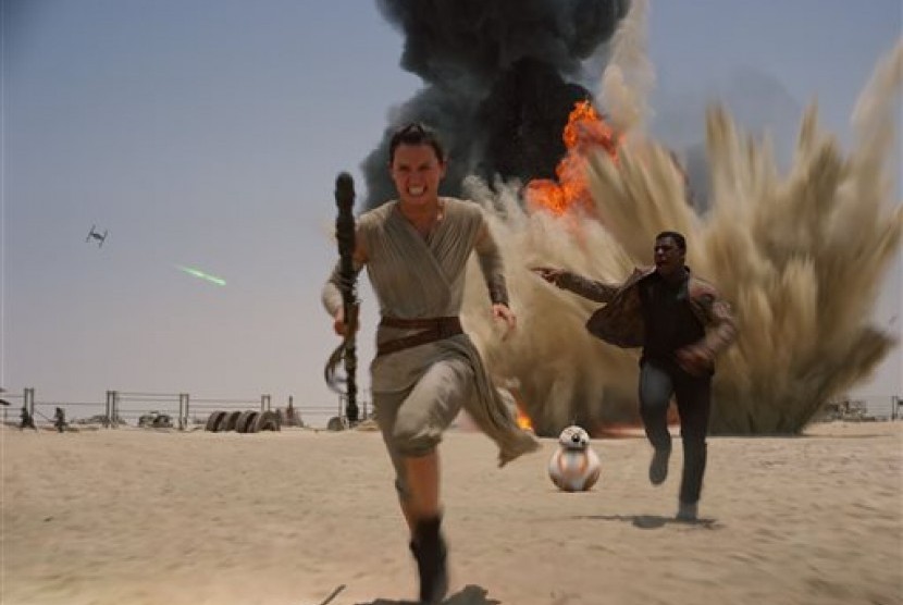 Daisey Ridley berperan sebagai Rey dan John Boyega sebagai Finn dalam penggalan film Star Wars: The Force Awakens.
