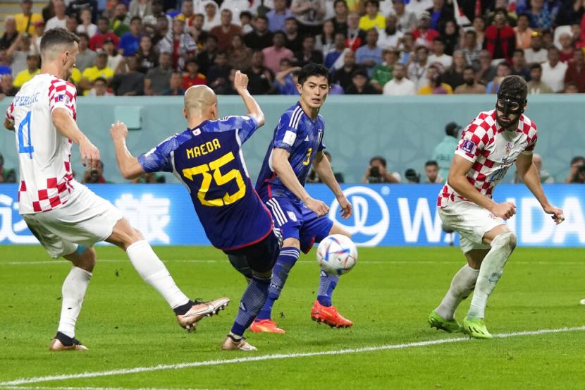 Striker Jepang Daizen Maeda mencetak gol pembuka timnya selama pertandingan sepak bola babak 16 besar Piala Dunia 2022 antara Jepang dan Kroasia di Stadion Al Janoub di Al Wakrah, Qatar, Senin, 5 Desember 2022.