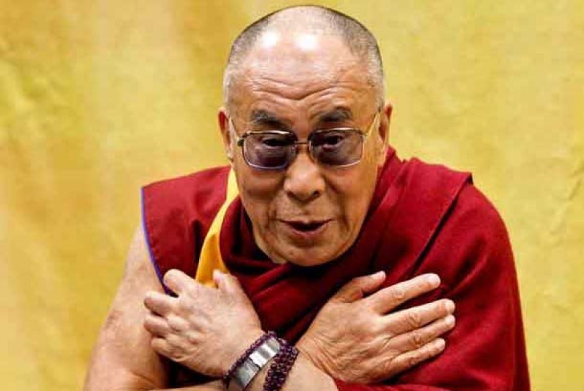 Dalai Lama. Penyanyi Cardi B menanggapi video kontroversial tentang Dalai Lama yang meminta seorang anak laki-laki untuk mencium dan menghisap lidahnya. 