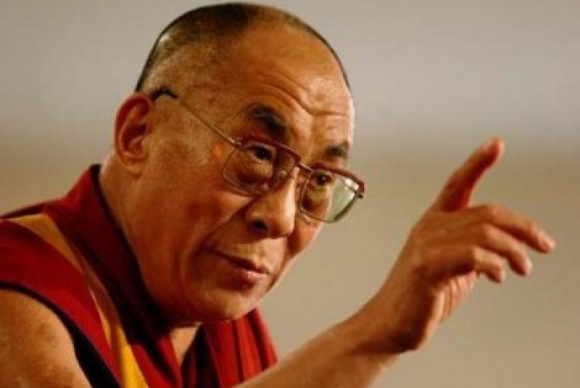 Dalai Lama menyapa pengunjung di Festival Musik Glastonbury, Inggris