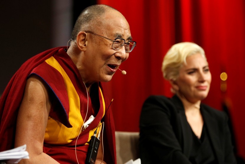 Dalai Lama bersama Lady Gaga.