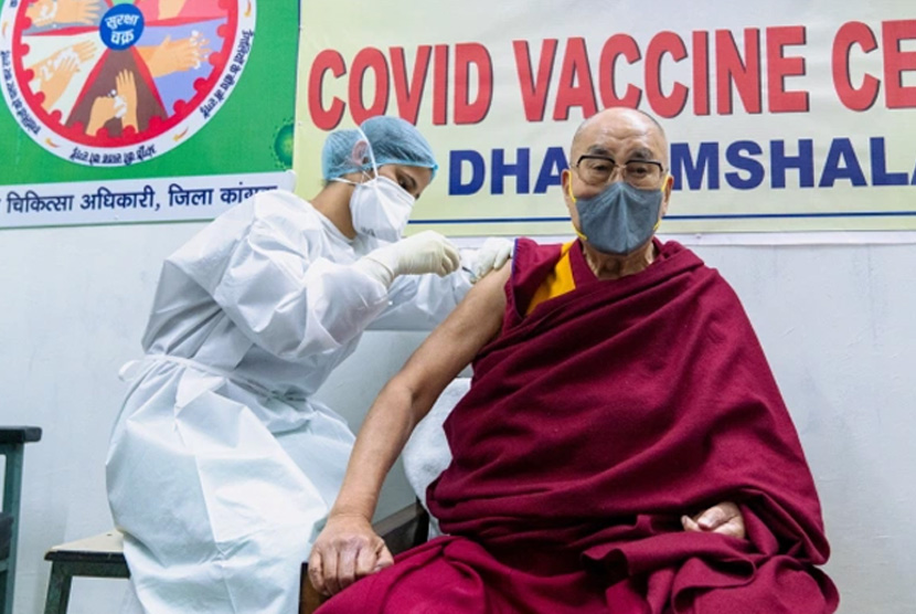 Dalai Lama mendapat suntikan dosis pertama vaksin Covishield di Dharamshala, India.