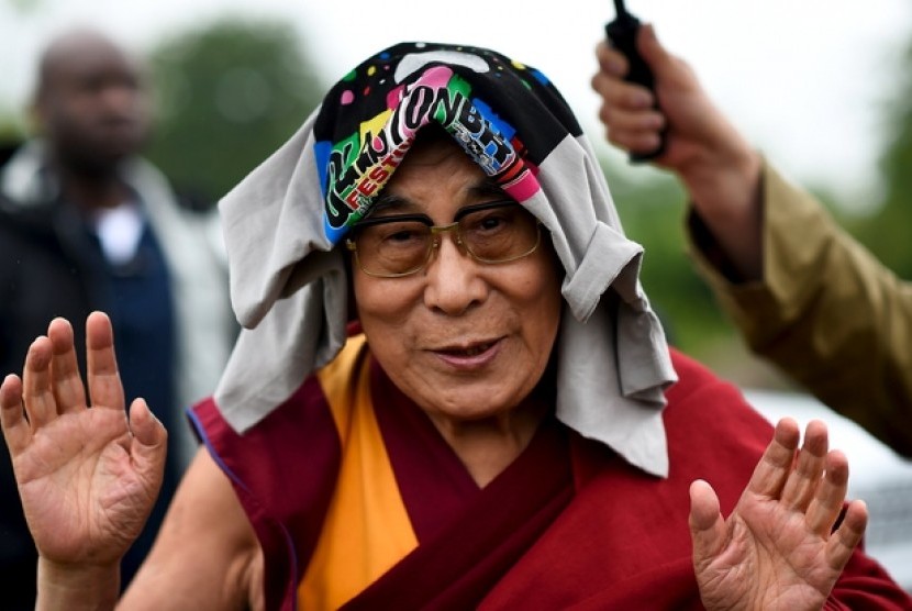 Dalai Lama menyapa pengunjung di Festival Musik Glastonbury, Inggris