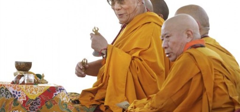 Dalai Lama (tengah) sedang memimpin doa saat berada di Washington pada 16 Juli.