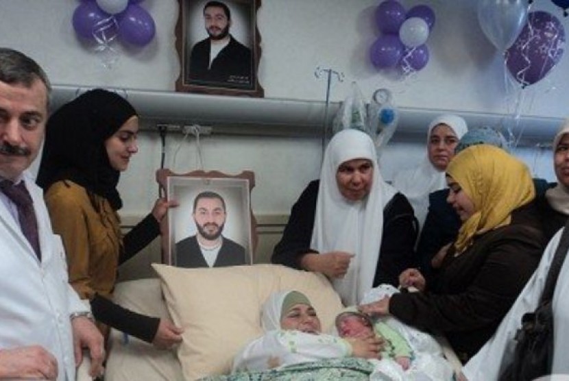Dalal Rabayaa melahirkan bayi di klinik Razan Nablus