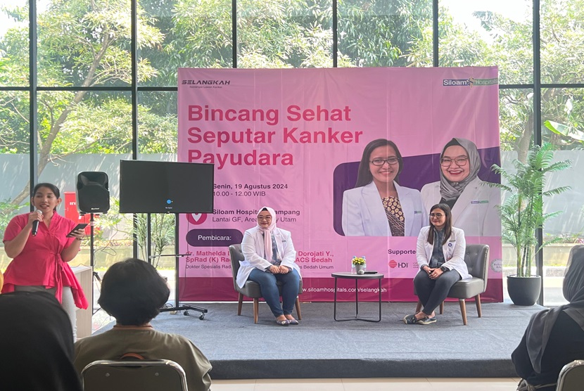 Dalam acara Bincang Sehat Seputar Kanker Payudara yang diselenggarakan di Siloam Hospitals Mampang, dr. Mathelda Diah W., SpRad (K) Radiologi, dan dr. Sekar Dorojati Y., SpB, FINACS Bedah, dokter spesialis di Siloam Hospitals Mampang, berbagi informasi penting mengenai gejala, faktor risiko, dan langkah-langkah deteksi dini kanker payudara.