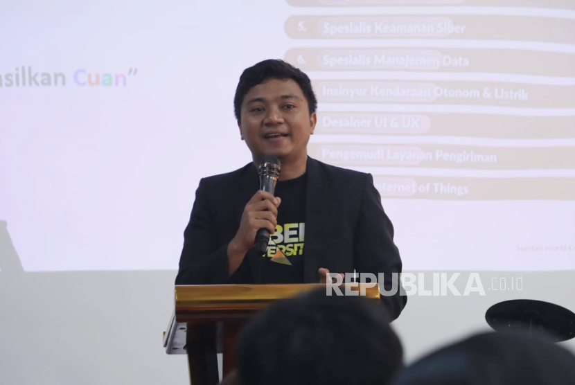 Dalam acara pelepasan siswa Angkatan IV SMKN 67 Jakarta, Kepala Kampus Cyber University, Setiaji memaparkan pentingnya literasi digital dan peluang emas di bidang fintech.
