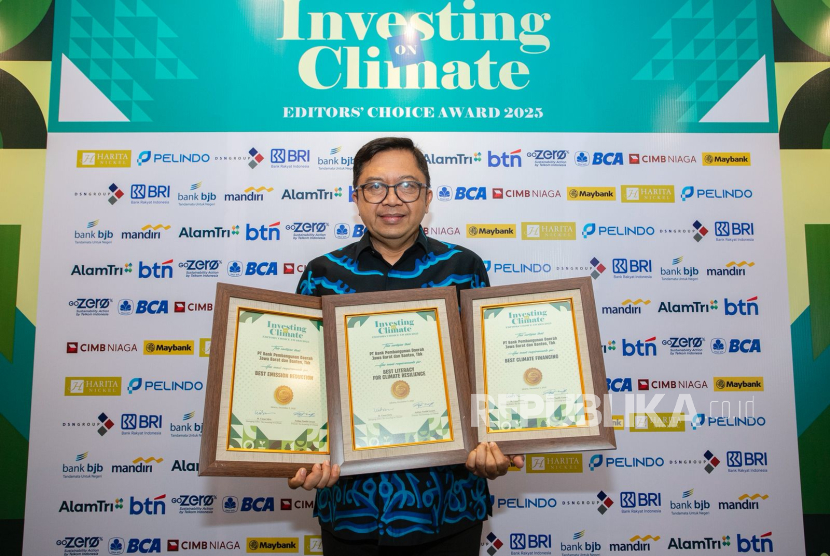 Dalam ajang Investing on Climate by Editors Choice Awards 2025, bank bjb berhasil meraih tiga penghargaan yang menegaskan posisi perseroan sebagai institusi keuangan yang proaktif menghadapi tantangan perubahan iklim.