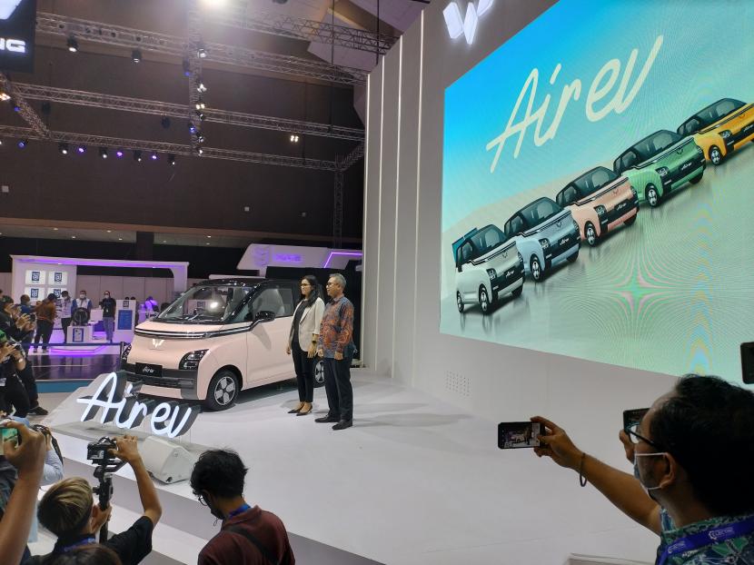 Dalam ajang pameran  PEVS 2022 ini, Wuling kembali memperkenalkan Wuling Air Ev, kendaraan kompak bertenaga listrik yang akan diproduksi di Tanah Air. 