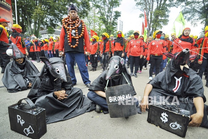 Aksi sejumlah buruh melakukan teaterikal di Halaman Gedung Sate, Jl Diponegoro, Kota Bandung (ilustrasi) 