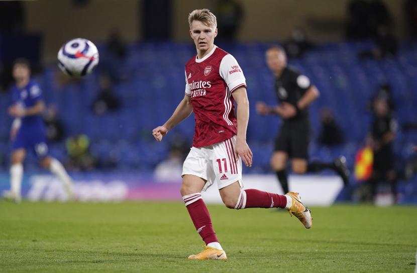 Dalam arsip foto Rabu, 12 Mei 2021 ini, pemain Arsenal Martin Odegaard mengontrol bola saat pertandingan sepak bola Liga Premier Inggris melawan Chelsea di stadion Stamford Bridge di London, Inggris.