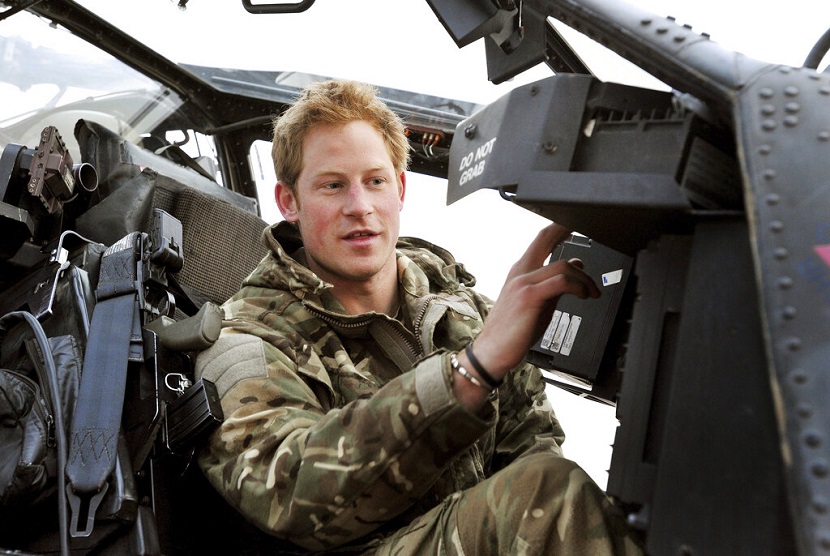 Dalam dokumentasi foto yang diambil pada 12 Desember 2012 Pangeran Harry tengah melakukan pemeriksaan pra-penerbangan di pagi hari dari Camp Bastion di selatan Afghanistan. (Foto AP/ John Stillwell, Pool, File)