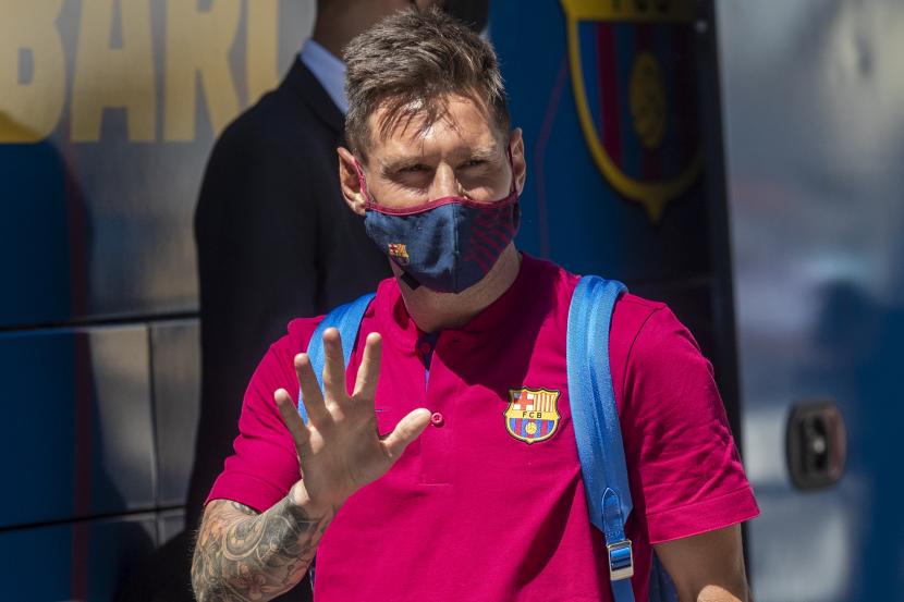 Dalam file foto 13 Agustus 2020 ini, pemain Barcelona Lionel Messi melambai saat tiba di hotel tim di Lisbon, Portugal. Lionel Messi telah memberi tahu Barcelona bahwa dia ingin meninggalkan klub setelah hampir dua dekade bersama raksasa Spanyol itu. Klub telah mengonfirmasi bahwa pemain hebat Argentina telah mengirimkan pesan yang menyatakan keinginannya untuk pergi. Pengumuman itu datang 11 hari setelah kekalahan memalukan Barcelona 8-2 dari Bayern Munich di perempat final Liga Champions, salah satu yang terburuk dalam karir pemain dan dalam sejarah klub.