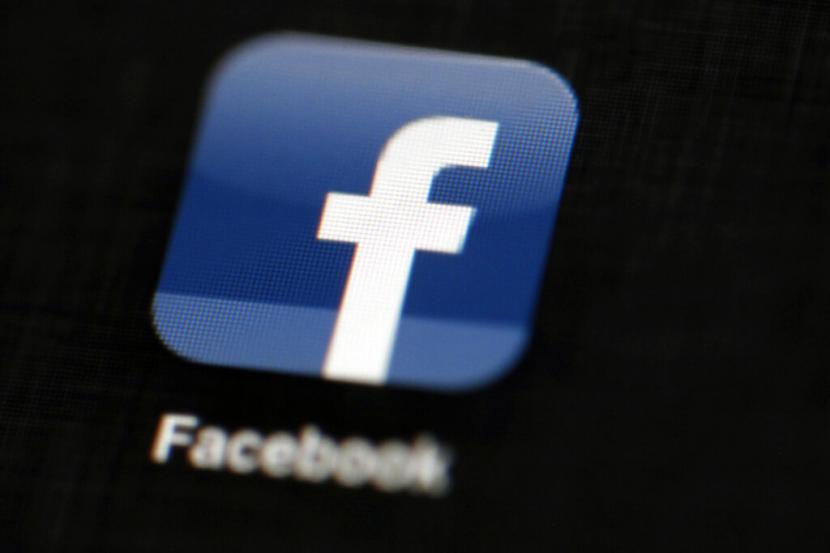 Dalam file foto 16 Mei 2012 ini, logo Facebook ditampilkan di iPad di Philadelphia. Survei Ungkap Remaja AS Mulai Tinggalkan Facebook