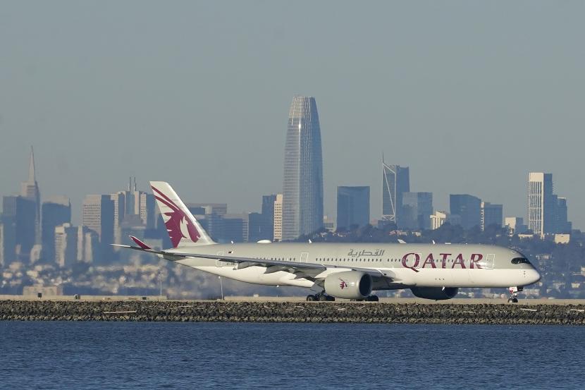 Dalam file foto 22 Desember 2020 ini, sebuah pesawat Qatar Airways bersiap untuk lepas landas di Bandara Internasional San Francisco selama pandemi coronavirus di San Francisco. 