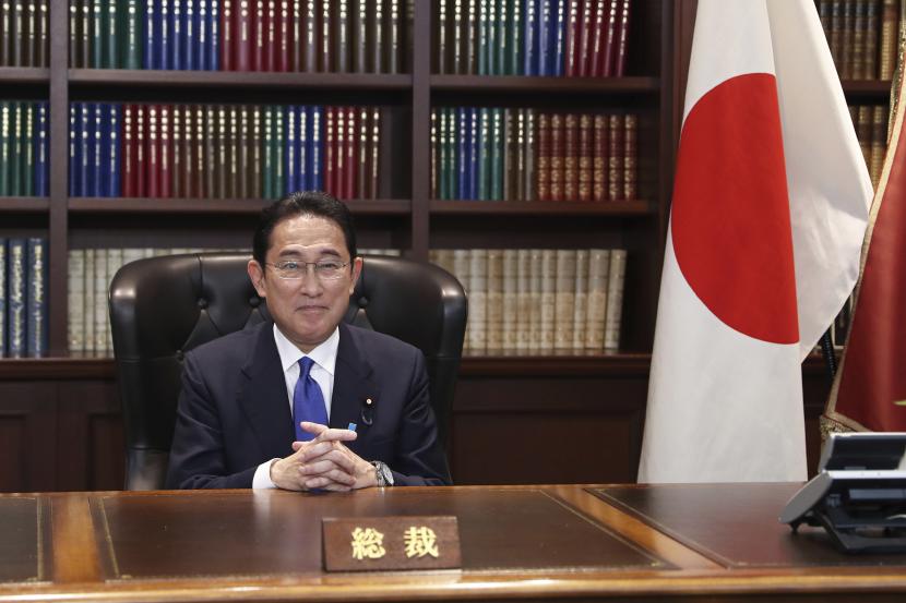 Dalam file foto 29 September 2021 ini, mantan Menteri Luar Negeri Jepang Fumio Kishida berpose untuk foto potret setelah konferensi persnya di markas besar Partai Demokrat Liberal setelah ia terpilih sebagai presiden partai di Tokyo.