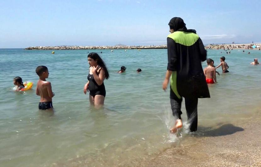 Muslimah mengenakan pakaian renang burkini di Marseille, Prancis selatan.