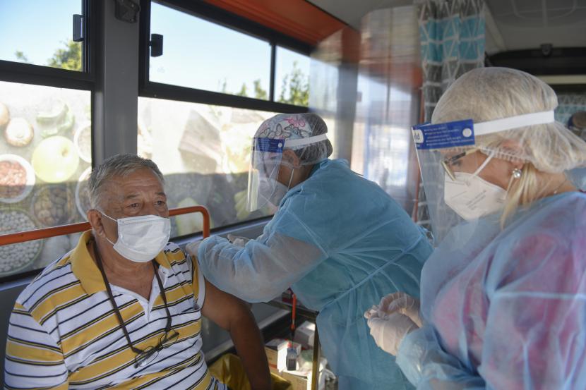 Dalam file foto 4 September 2021 ini, seorang pria menerima vaksin Johnson & Johnson di dalam bus yang berfungsi sebagai unit vaksinasi COVID-19 seluler di Bucharest, Rumania.