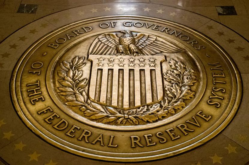 Harga emas berjangka kembali tergelincir pada akhir perdagangan Senin (24/7/2023) jelang keputusan moneter Bank Sentral AS, The Fed.