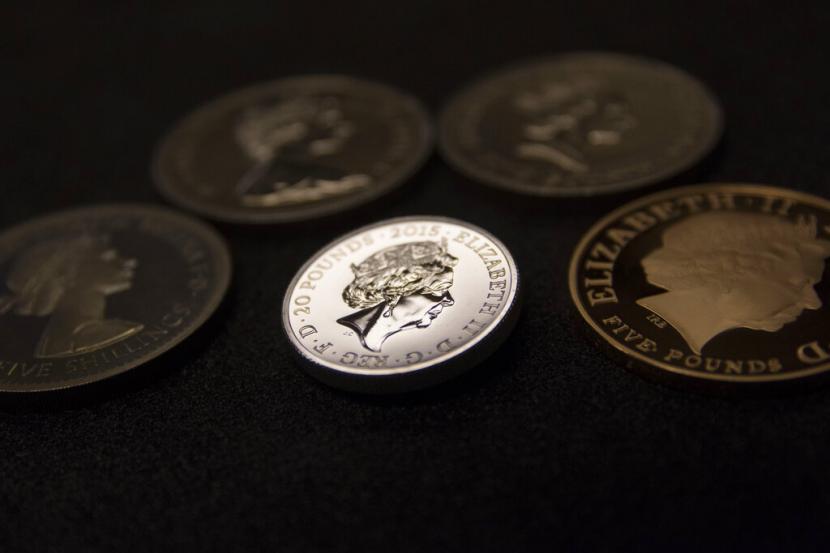 Dalam file foto ini diambil Selasa, 18 Agustus 2015, koin peringatan yang menggambarkan Ratu Inggris Elizabeth II ditampilkan di The Royal Mint, Llantrisant, Wales, 18 Agustus 2015. Inggris akan segera mengedarkan uang koin bergambar Raja Charles III.