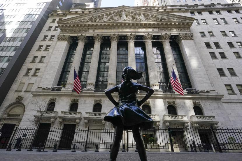  Dalam file foto Selasa 23 Maret 2021 ini, patung Fearless Girl berdiri di depan New York Stock Exchange di Distrik Keuangan New York. Pada hari Senin, 29 Maret 2021, saham-saham mulai bervariasi di Wall Street karena kerugian bank diimbangi oleh keuntungan di beberapa perusahaan Teknologi Besar. 