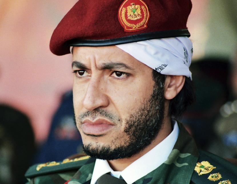 Dalam file foto tak bertanggal ini tersedia pada 25 September 2011, al-Saadi Gadhafi, putra mendiang pemimpin Libya Moammar Gadhafi, menyaksikan latihan militer oleh unit militer elit yang dipimpin oleh saudaranya, Khamis, di Zlitan, Libya. Pemilihan presiden dan parlemen Libya akan berlangsung pada 24 Desember.