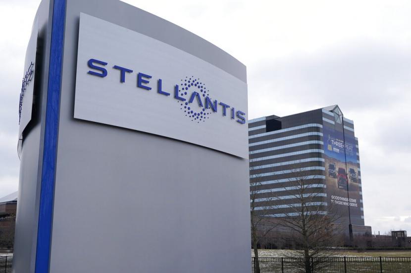 Dalam file foto yang diambil pada 19 Januari 2021, logo Stellantis terlihat di luar Chrysler Technology Center, Selasa, di Auburn Hills, Michigan.