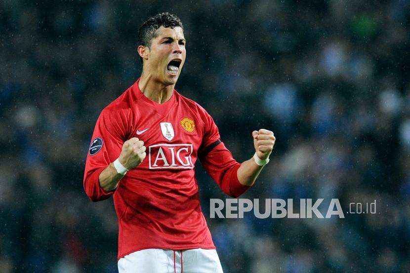  Dalam foto arsip 15 April 2009 ini, Cristiano Ronaldo tampil membela Manchester United.