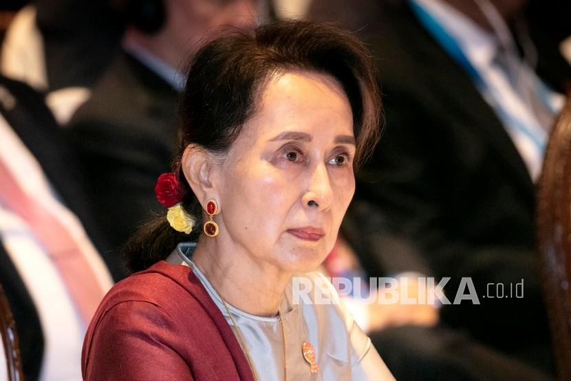 Pemimpin Myanmar Aung San Suu Kyi. Pengadilan Myanmar telah menjatuhkan hukuman penjara selama empat tahun kepada Aung San Suu Kyi.