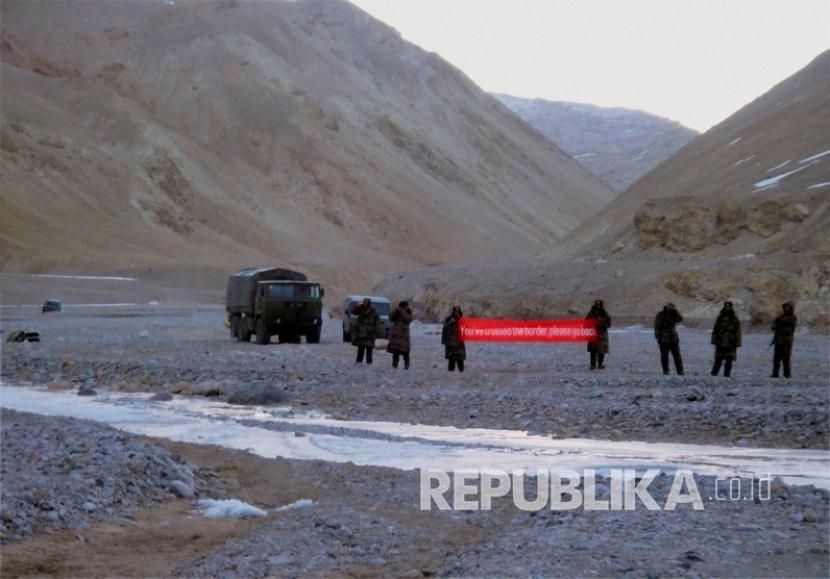 Pasukan India dan China mulai menarik diri dari daerah perbatasan Gogra-Hot Springs, Himalaya Barat, Jumat (9/9/2022) waktu setempat.