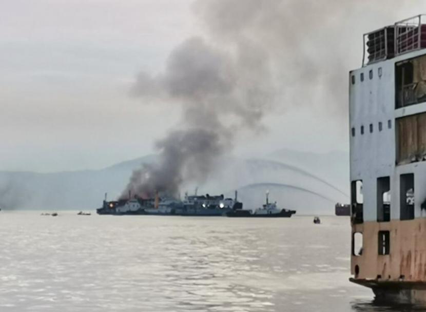 Dalam foto handout yang disediakan oleh Penjaga Pantai Filipina ini, asap terlihat dari M/V Asia Philippines, kapal kargo dan penumpang antar pulau, saat terbakar saat mendekati pelabuhan Batangas, Filipina selatan pada Jumat 26 Agustus. 2022. Sebuah feri Filipina yang membawa 82 penumpang dan awak terbakar saat mendekati pelabuhan di selatan Manila pada hari Jumat. kata petugas penjaga pantai. Sebagian besar penumpang dan awak telah diselamatkan sementara operasi pencarian terus dilakukan untuk mencari yang lainnya yang hilang.