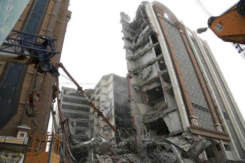 Dalam foto ini disediakan oleh Fars News Agency, sebuah bangunan komersial 10 lantai yang sedang dibangun runtuh menewaskan beberapa orang di barat daya kota Abadan, Iran, Senin, 23 Mei 2022.