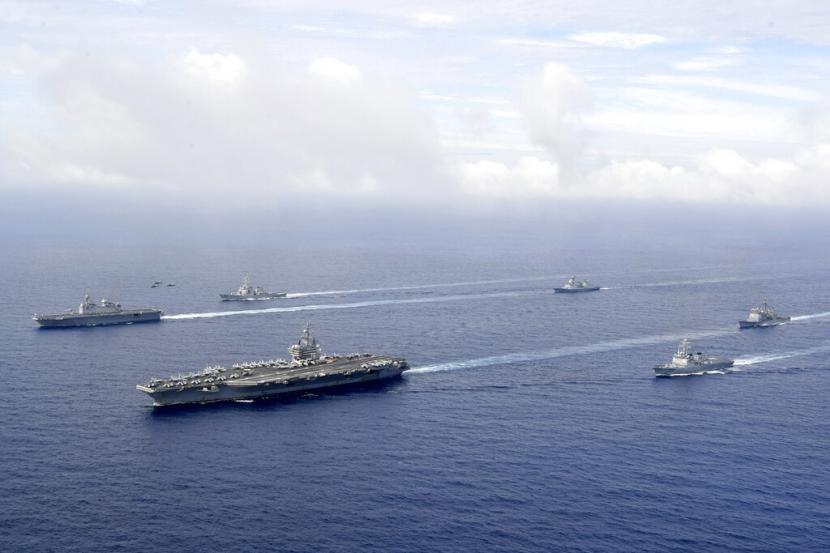 Dalam foto ini disediakan oleh Kementerian Pertahanan Korea Selatan, kapal induk bertenaga nuklir AS USS Ronald Reagan, kedua dari kiri, dan kapal helikopter platform pendaratan (LPH) Korea Selatan (LPH) Marado, kiri, berlayar selama latihan militer bersama di lokasi yang dirahasiakan, Sabtu , 4 Juni 2022.