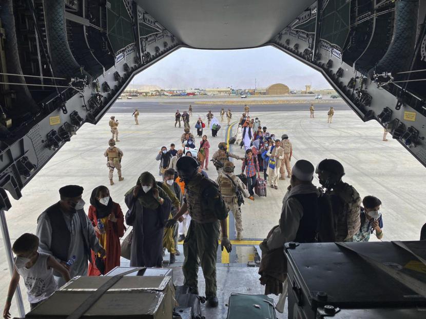 Dalam foto ini disediakan oleh Kementerian Pertahanan Spanyol dan diambil di Kabul, Afghanistan, orang-orang menaiki pesawat A400 angkatan udara Spanyol sebagai bagian dari rencana evakuasi di bandara Kabul di Afghanistan, Rabu 18 Agustus 2021.