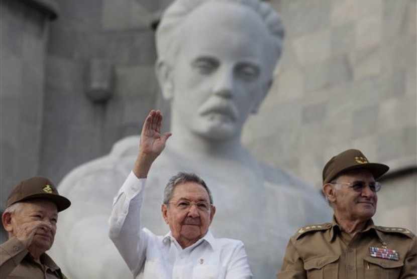 Dalam foto pada 1 Mei 2013 ini tampak Presiden Kuba Raul Castro (tengah) bersama Komandan Guillermo Garcia Frias (kiri) dan Menteri Dalam Negeri Kuba Abelardo Colome Ibarra. Colome mengundurkan diri karena sakit. 