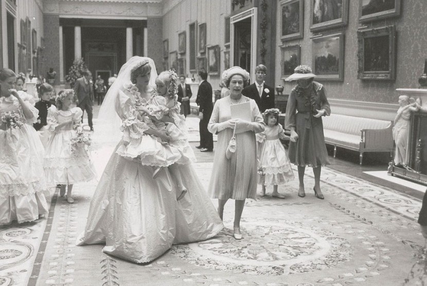 Dalam foto pernikahan Putri Diana dan Pangeran Charles yang tidak dimasukkan dalam album Kerajaan ini tampak Putri Diana sesaat setelah menjadi istri Charles menggendong pengiring pengantinnya Clementine Hambro (lima tahun).