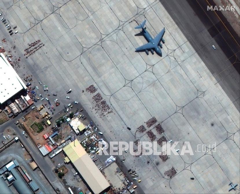  Dalam foto satelit yang dirilis oleh Maxar Technologies ini, bandara internasional Kabul terlihat di tengah evakuasi pada Senin, 23 Agustus 2021. 