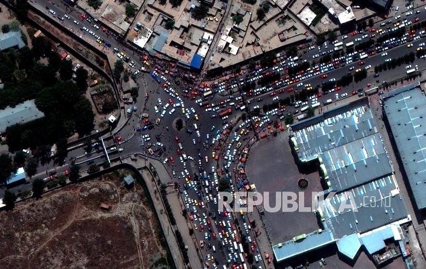  Dalam foto satelit yang dirilis oleh Maxar Technologies ini, pintu masuk bandara internasional Kabul yang ramai terlihat di tengah evakuasi pada Senin, 23 Agustus 2021. 