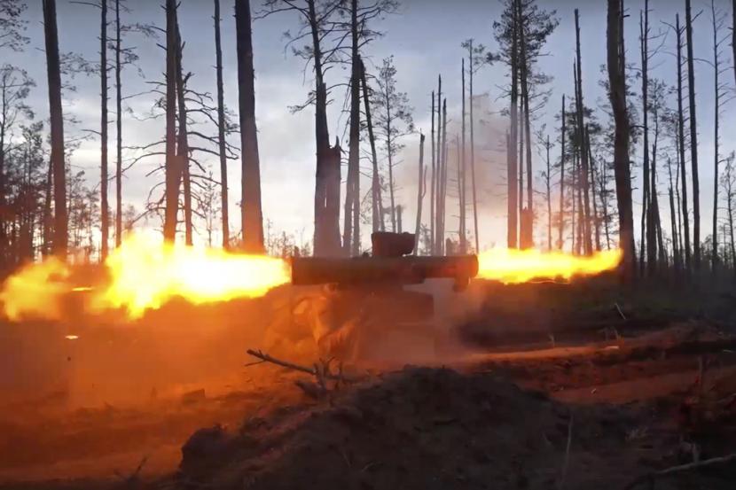 Dalam foto selebaran yang diambil dari video yang dirilis oleh Layanan Pers Kementerian Pertahanan Rusia pada Kamis, 25 Mei 2023, seorang tentara Rusia menembakkan sistem rudal anti-tank Fagot ke posisi Ukraina di lokasi yang dirahasiakan.