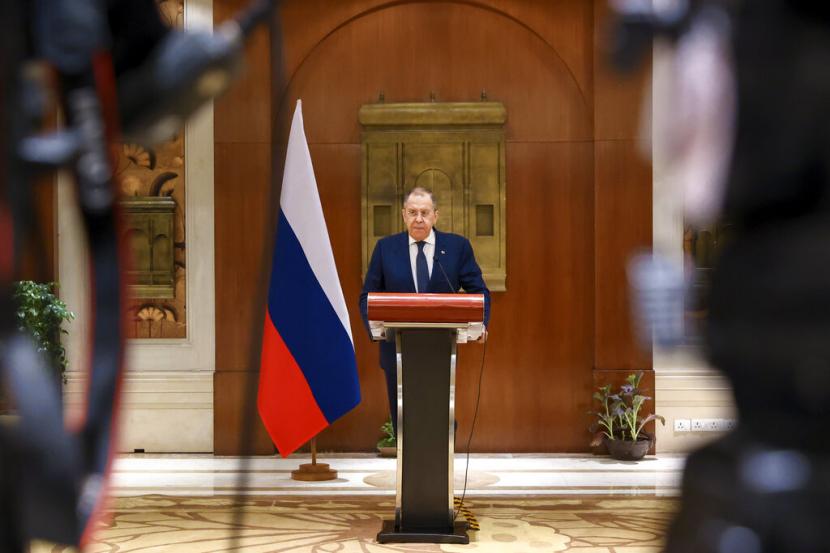 Dalam foto selebaran yang dirilis oleh Layanan Pers Kementerian Luar Negeri Rusia ini, Menteri Luar Negeri Rusia Sergey Lavrov berbicara kepada media setelah pertemuan menteri luar negeri G20 di New Delhi, India, Kamis, 2 Maret 2023.